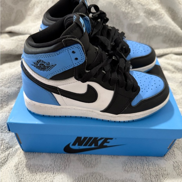 Nike Blue and Black Sneakers with High-Top Design and Perforated Toe Box - Picture 3 of 10